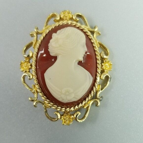 Vintage Red and White Oval Cameo Brooch, Gold Tone Floral Frame Lapel Pin - Picture 2 of 7